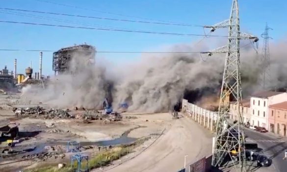 Il fumo proveniente dalla demolizione delle acciaierie invade le abitazioni a Piombino, la Ferrari presenta un esposto in procura | Video