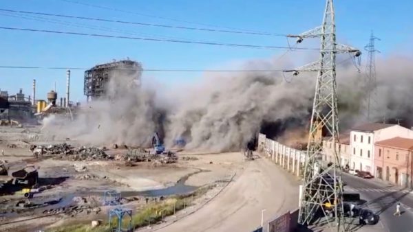 Il fumo proveniente dalla demolizione delle acciaierie invade le abitazioni a Piombino, la Ferrari presenta un esposto in procura | Video