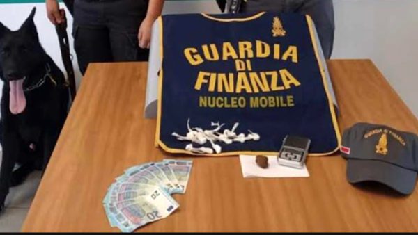 Venditore ambulante di Piombino denunciato per nascondere cocaina nel cambio dell'auto