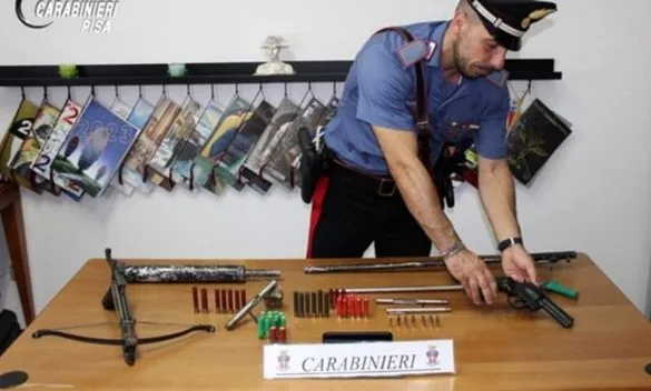 Arrestato uomo con revolver in strada e armi artigianali in casa