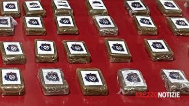 Due persone catturate con chili di hashish nascosti nel veicolo: arresti effettuati