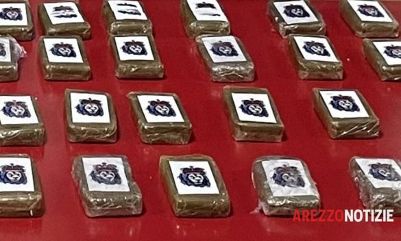 Due persone catturate con chili di hashish nascosti nel veicolo: arresti effettuati