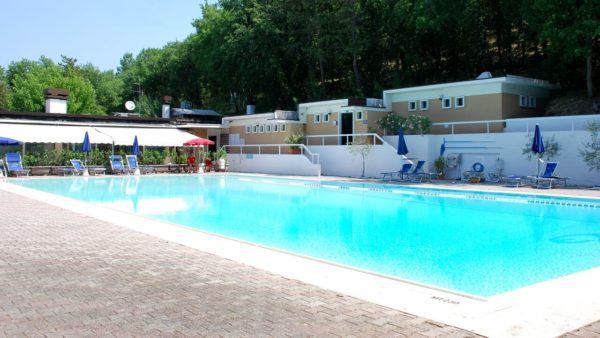 Coraggiosa coetanea salva bambina in piscina: Una storia di eroismo tra gli amici di 10 anni.