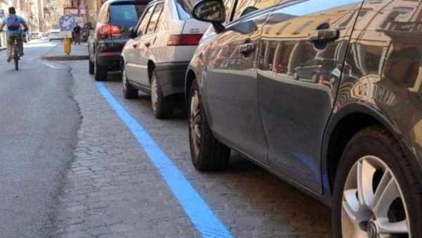 Iniziativa a Pontedera: due giorni di parcheggio gratuito negli stalli blu per sostenere il commercio locale