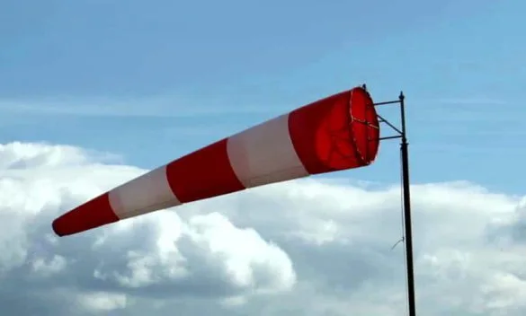 Maltempo con vento forte sulle coste pisane, allerta meteo gialla.