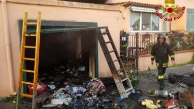 Incendio distrugge un garage in Via Catalani nelle prime ore dell'alba