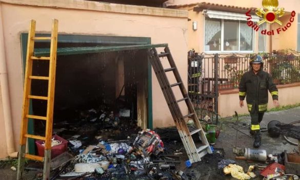 Incendio distrugge un garage in Via Catalani nelle prime ore dell'alba