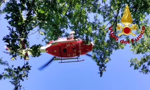 Escursionista smarrito nel bosco: salvato grazie all'intervento dell'elicottero dei vigili del fuoco