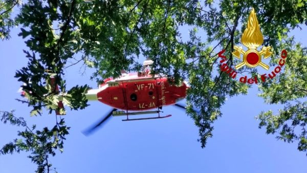 Escursionista smarrito nel bosco: salvato grazie all'intervento dell'elicottero dei vigili del fuoco