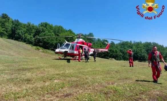Ciclista ferito in un'autorelazione nel bosco: soccorso tempestivamente dai vigili del fuoco