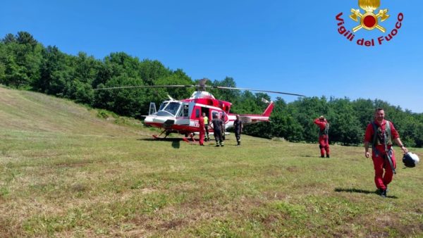 Ciclista ferito in un'autorelazione nel bosco: soccorso tempestivamente dai vigili del fuoco