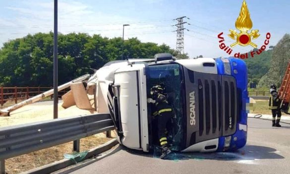 Grave incidente a San Piero a Sieve: rovesciamento tir con carico di grano