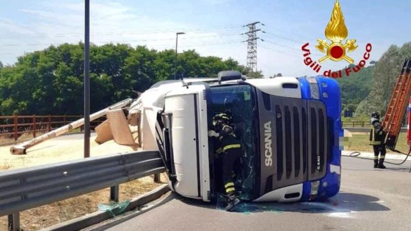 Grave incidente a San Piero a Sieve: rovesciamento tir con carico di grano