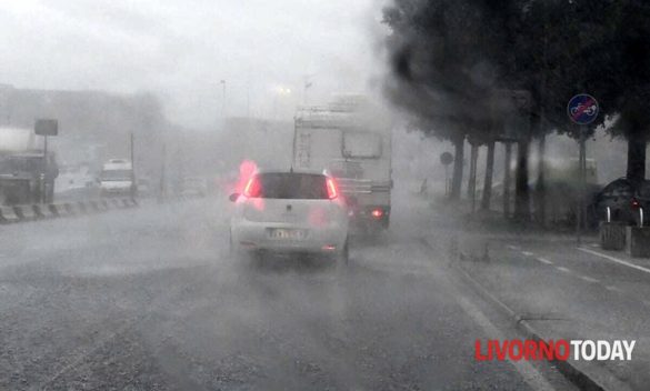 Previsioni meteo Livorno: Allerta meteo per vento e temporali prorogata a domani, 29 agosto.