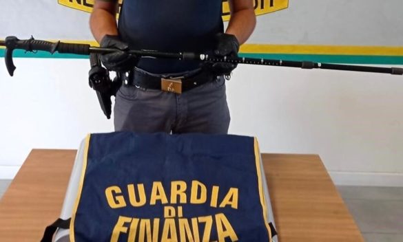 Arrestato un idraulico a Piombino per trasformazione illecita del bastone da trekking in un fucile: il video