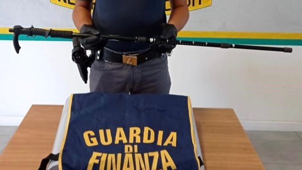 Arrestato un idraulico a Piombino per trasformazione illecita del bastone da trekking in un fucile: il video