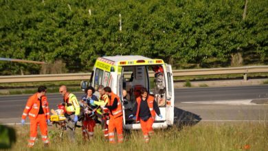 Grave incidente automobilistico: due persone ferite in un violento impatto