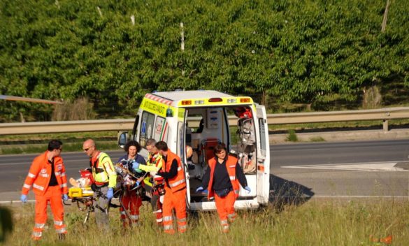 Grave incidente automobilistico: due persone ferite in un violento impatto