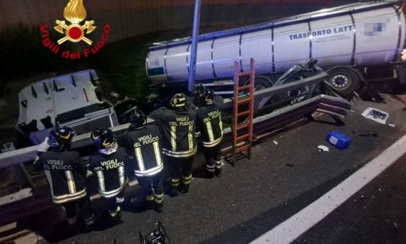 Incidente sulla A1: Una cisterna per il trasporto del latte esce di strada