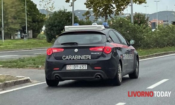 Rapina a Choc al Cisternino: ladri in fuga su un'auto dopo l'accerchiamento durante il giorno