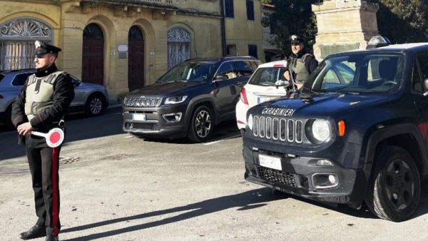 Intervento dei carabinieri a Collesalvetti: incendio domato in un appartamento