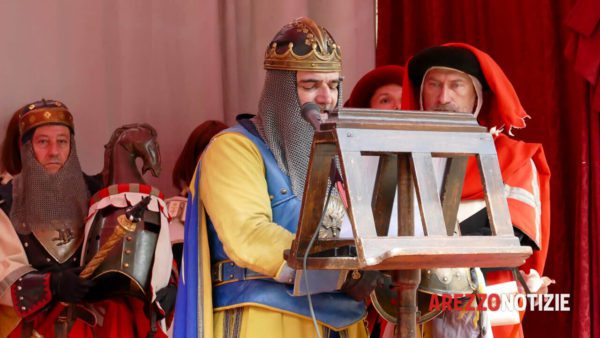 FOTO e VIDEO | Inizia l'euforia per le Giostre, l'epico momento dell'estrazione delle carriere: si apre la Colombina