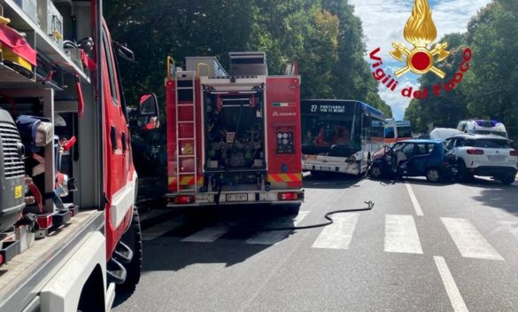 Due auto coinvolte in un incidente con un autobus a Scandicci