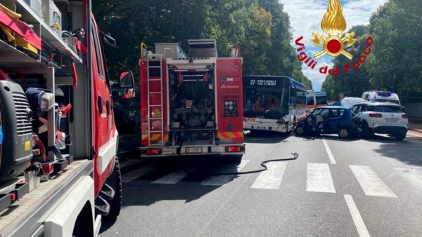 Due auto coinvolte in un incidente con un autobus a Scandicci