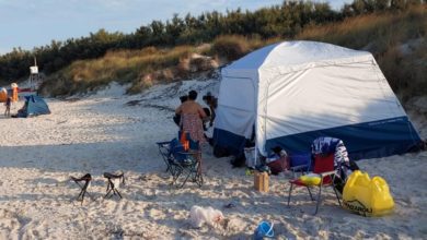 13 persone sono state multate dalla Municipale e dalla guardia costiera per l'accampamento nelle tende alle Spiagge Bianche.