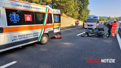 Grave incidente tra un'autovettura e una motocicletta nella A1 con due persone ferite, lunghe code sulla strada.