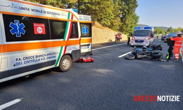 Grave incidente tra un'autovettura e una motocicletta nella A1 con due persone ferite, lunghe code sulla strada.