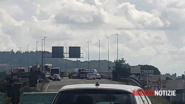 Grave incidente nel raccordo causa blocco del traffico