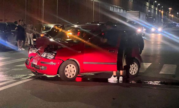 Incidente stradale in Via Salvatore Orlando: madre e figlio feriti dopo che un'auto si schianta contro un camion in sosta