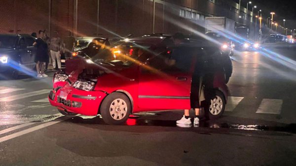 Incidente stradale in Via Salvatore Orlando: madre e figlio feriti dopo che un'auto si schianta contro un camion in sosta