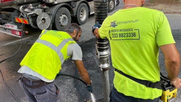 In previsione di piogge e temporali, la macchina comunale viene allertata per la pulizia delle caditoie e il monitoraggio dei corsi d'acqua e sottopassi