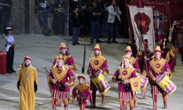 Porta del Foro: Presentando gli Spettacolari Figuranti di Piazza