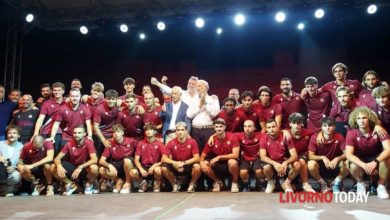 Presentazione degli amaranto del Livorno ai tifosi: spettacolo di cori e fumogeni nella Fortezza Vecchia | GALLERIA FOTOGRAFICA e VIDEO