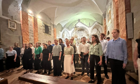 Elevata armonia nel coro del Polifonico alla Pieve di Sant'Eleuterio a Salutio