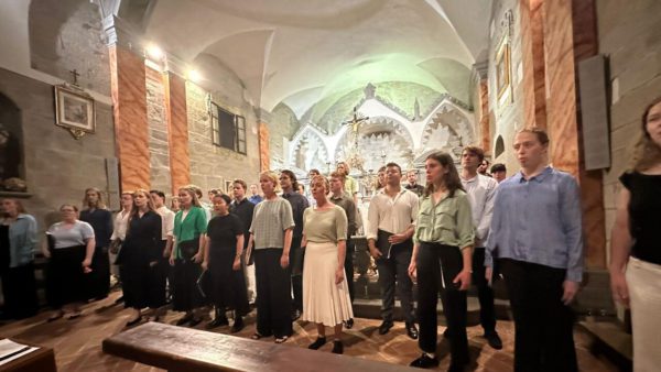 Elevata armonia nel coro del Polifonico alla Pieve di Sant'Eleuterio a Salutio