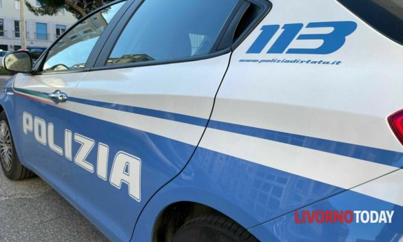 Furto al negozio di elettronica Rosignano: denunciati i complici che nasconde un pc portatile nei pantaloni e fuggono