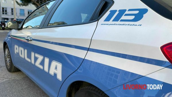 Furto al negozio di elettronica Rosignano: denunciati i complici che nasconde un pc portatile nei pantaloni e fuggono