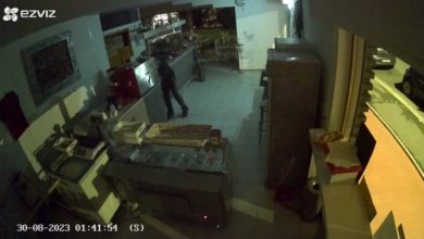 Cassa rubata durante un violento furto al bar: ladro sfonda la vetrata / Guarda il video