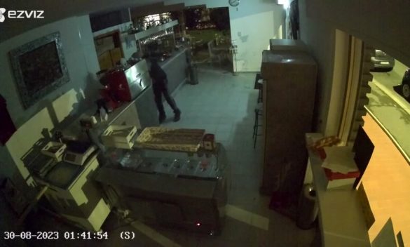 Cassa rubata durante un violento furto al bar: ladro sfonda la vetrata / Guarda il video