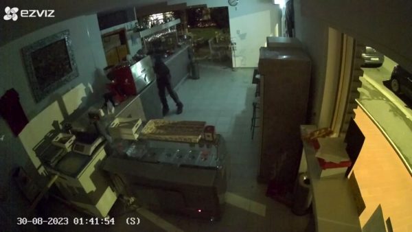 Cassa rubata durante un violento furto al bar: ladro sfonda la vetrata / Guarda il video