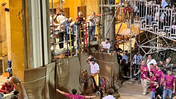 Il secondo cavaliere di Porta Sant'Andrea: un affresco in due punti