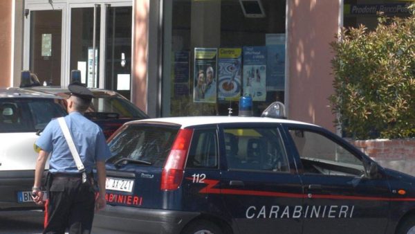 Rapina: presa per la gola e scippata, “Nessuno mi ha aiutato”