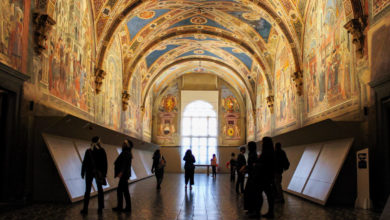 Turisti in visita al Santa Maria della Scala di Siena