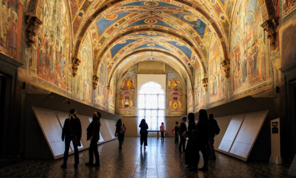 Turisti in visita al Santa Maria della Scala di Siena