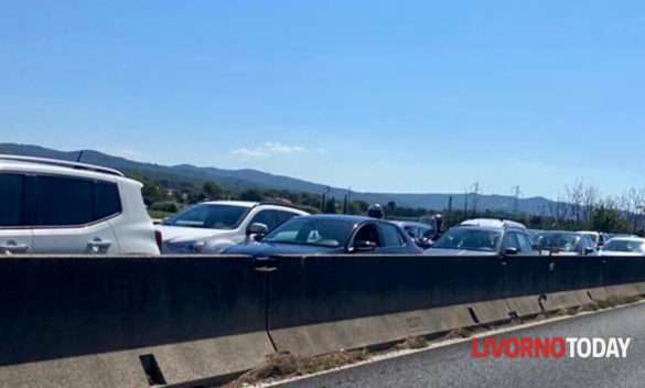 Blocco traffico Variante Aurelia causa incidente Porta a Terra, durato oltre un'ora.