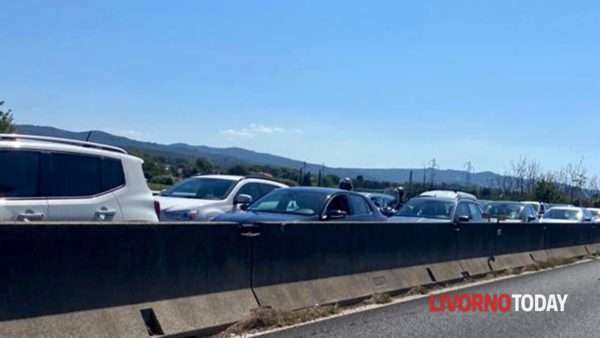 Blocco traffico Variante Aurelia causa incidente Porta a Terra, durato oltre un'ora.